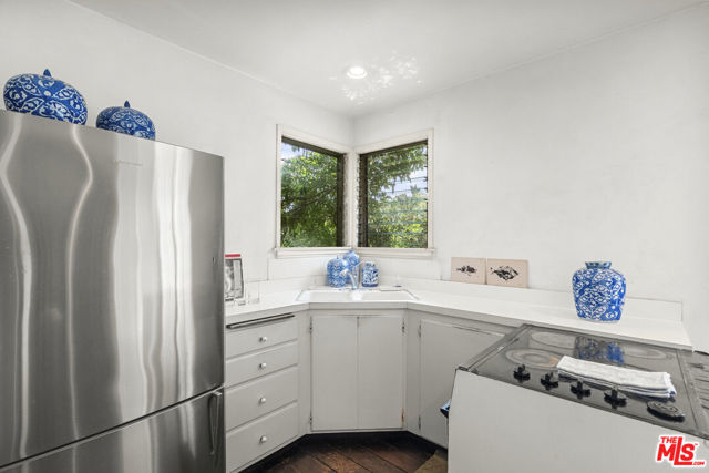 10941 Peach Grove Street, Toluca Lake CA: https://media.crmls.org/mediaz/5642e05e-b86a-464f-a6f6-67d7d25ff909.jpg