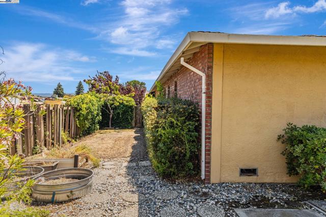 947 Crane Ave, Foster City CA: https://media.crmls.org/mediaz/56439de5-4976-484b-a8db-65127569ebd1.jpg