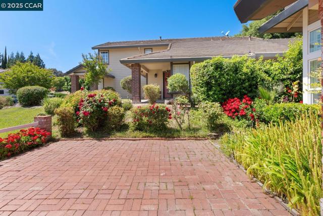 313 Willowwood Ct, Vacaville CA: https://media.crmls.org/mediaz/56444a79-f5a1-4290-9c96-5549fcc90336.jpg