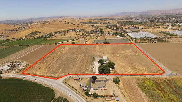 1010 Union Road, Hollister CA: https://media.crmls.org/mediaz/5644eaa4-723c-4b06-b84d-5767bcf75747.jpg