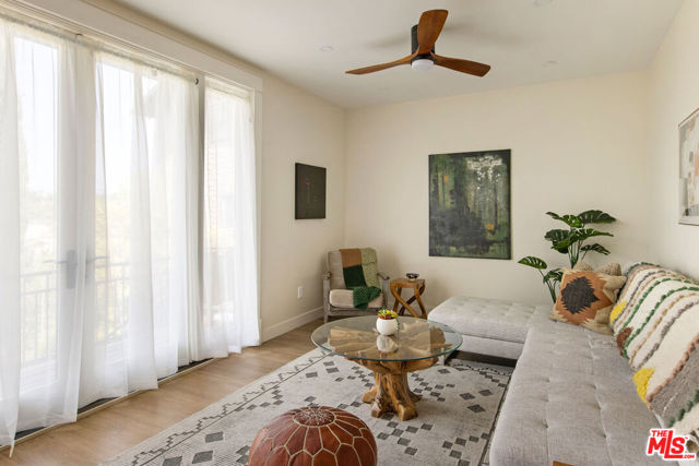 844 E Kensington Road, Los Angeles CA: https://media.crmls.org/mediaz/56451460-8021-4cd8-ab44-05c60906d805.jpg