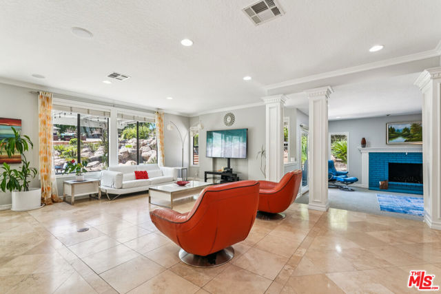 2084 Hopewell Court, Thousand Oaks CA: https://media.crmls.org/mediaz/5646a05b-c152-4533-ac17-f609d304d14f.jpg