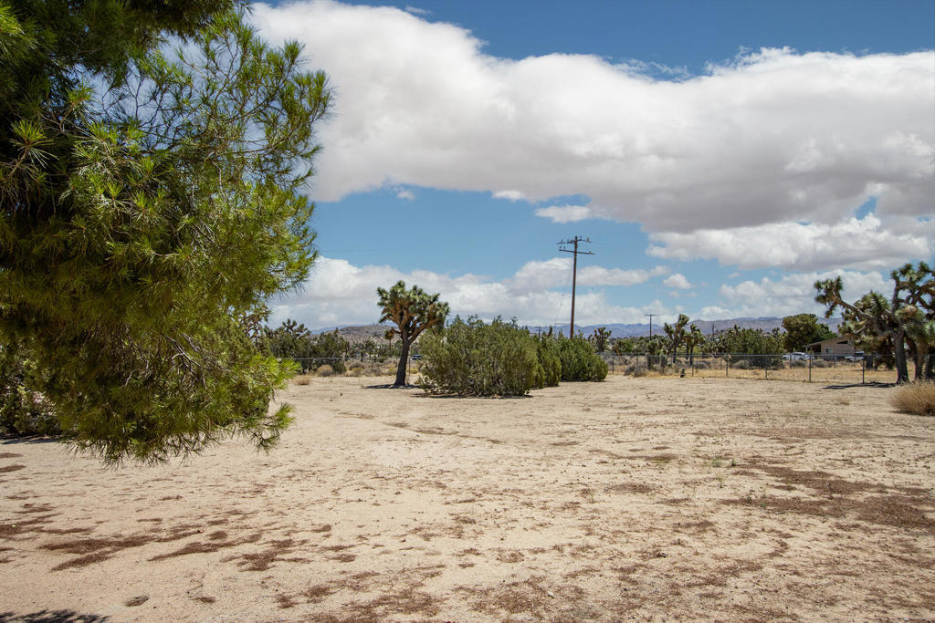 https://media.crmls.org/mediaz/5646e226-e44a-4a67-9111-ebe0db2ad4d2.jpg?preset=X-Large
