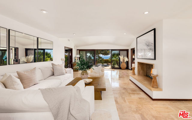 7221 Birdview Avenue, Malibu CA: https://media.crmls.org/mediaz/5648daad-75a9-49bd-9108-e09df9fb69c3.jpg