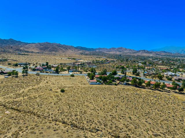 8799 Palomar Avenue, Yucca Valley CA: https://media.crmls.org/mediaz/5649d9f5-fb43-4ad4-a2a9-d06514490de1.jpg