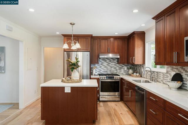 3402 Goyak Dr, Lafayette CA: https://media.crmls.org/mediaz/5649f649-6c46-4724-afd3-2341f34b49d1.jpg