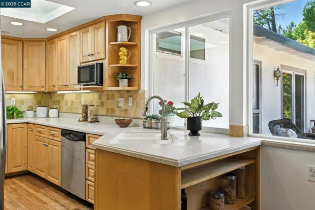 3824 Via Granada, Moraga CA: https://media.crmls.org/mediaz/564ab120-ca2e-4d79-96b8-fd7020b36cf5.jpg