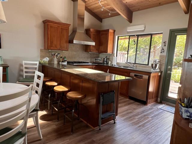 37 Binnacle Hl, Oakland CA: https://media.crmls.org/mediaz/564ad328-1f6f-4def-94c7-d6415a91f5c7.jpg