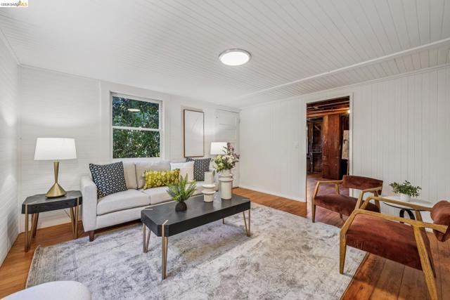 21 Portsmouth Road, Piedmont CA: https://media.crmls.org/mediaz/564b6880-2d30-47c6-b1da-0fdeee48310d.jpg