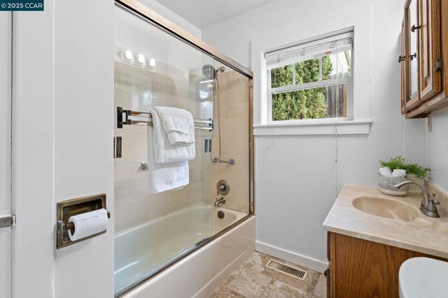 466 Clark St, Crockett CA: https://media.crmls.org/mediaz/564b9ebe-c4da-4c68-8308-9e3660f2efd0.jpg