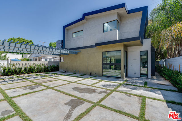 370 N San Vicente Boulevard, West Hollywood CA: https://media.crmls.org/mediaz/564d3a82-784e-47e0-bfe3-0ffc926c1a0f.jpg