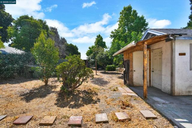 973 Paradise Blvd, Hayward CA: https://media.crmls.org/mediaz/564ee502-7954-488c-8b89-ce68df88ba51.jpg