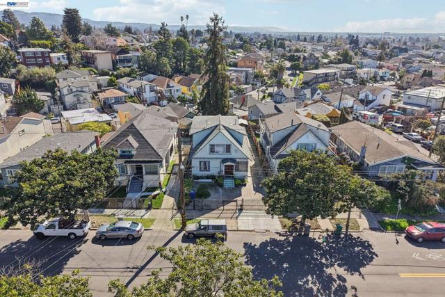 2514 21St Ave, Oakland CA: https://media.crmls.org/mediaz/564f7192-0ad5-41a0-86d0-d0f7bb23c3ce.jpg