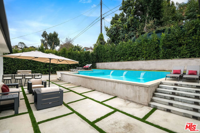 13378 Contour Drive, Sherman Oaks CA: https://media.crmls.org/mediaz/5650c008-10d3-4c55-89db-910f7605c58c.jpg