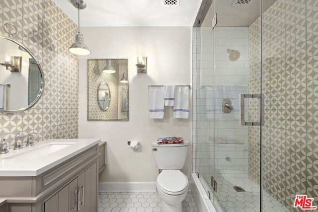 211 S Spalding Drive, Beverly Hills CA: https://media.crmls.org/mediaz/5652bf9e-aa60-4551-b1c2-5fcc8aff5ba3.jpg