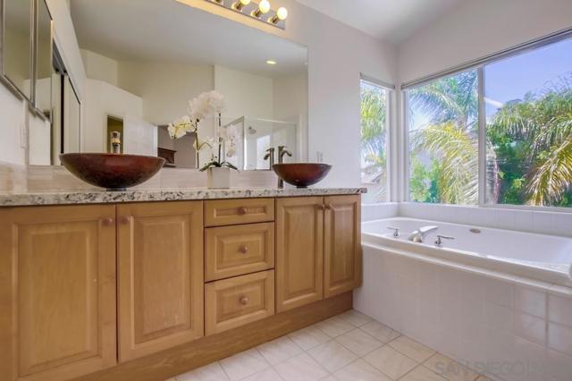 11841 Treewind Ct, San Diego CA: https://media.crmls.org/mediaz/5652d911-76ce-435c-9489-8933a33682c8.jpg