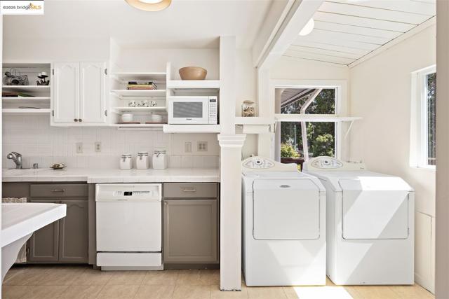 2871 Stephen Dr, Richmond CA: https://media.crmls.org/mediaz/56535a53-9f0e-47ab-a55e-d4db07b84d13.jpg