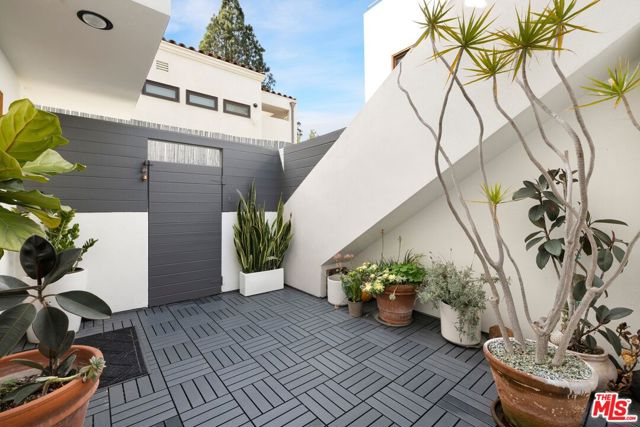 505 Pier Avenue, Santa Monica CA: https://media.crmls.org/mediaz/5653cf04-0c68-4f60-8748-f7cb1ab58093.jpg