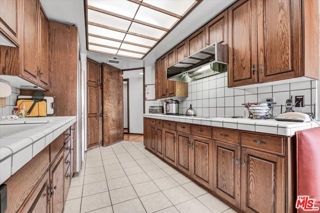 300 N Swall Drive, Beverly Hills CA: https://media.crmls.org/mediaz/565484a0-b04a-4ea5-9155-23fe4c72fbce.jpg