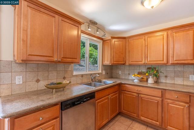 3215 Camino Colorados, Lafayette CA: https://media.crmls.org/mediaz/5655983e-01fb-4b41-8d25-eed5e71bcff6.jpg