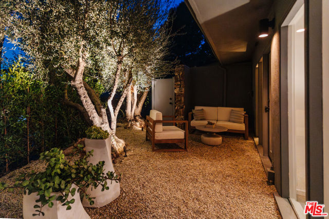 8559 Edwin Drive, Los Angeles CA: https://media.crmls.org/mediaz/565619ef-a930-48f4-a7e4-5026e1fe7382.jpg