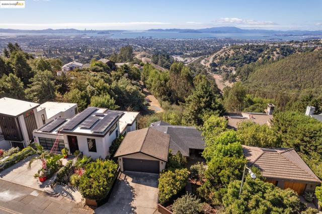 17032 Broadway Ter, Oakland CA: https://media.crmls.org/mediaz/56561fca-9e18-4c3b-b16a-c23dfeb7a590.jpg