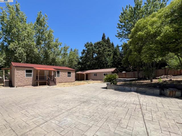 1071 Stone Valley Rd, Alamo CA: https://media.crmls.org/mediaz/56567916-bb0d-44d2-a6fd-46255a40ee31.jpg