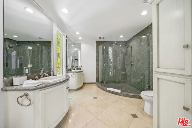 16221 Elisa Place, Encino CA: https://media.crmls.org/mediaz/56569342-b19d-4c43-bc3d-2326f97e9e27.jpg