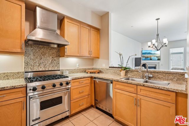 4050 Glencoe Avenue, Marina del Rey CA: https://media.crmls.org/mediaz/5656d846-513e-4c5d-a1e3-68eed3c361a6.jpg
