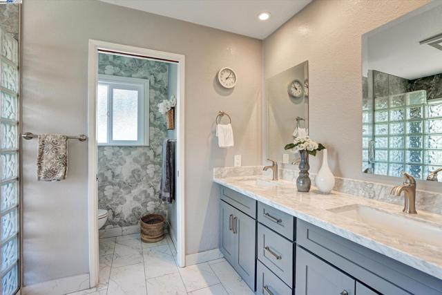37 Clipper Drive, Alameda CA: https://media.crmls.org/mediaz/5656f3ea-dee8-4e55-bfdb-edceac213813.jpg