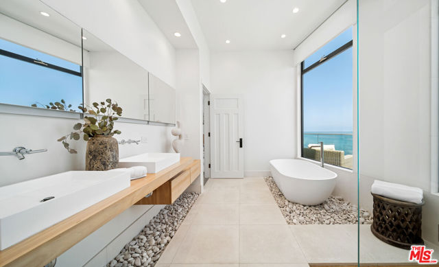 26814 Malibu Cove Colony Drive, Malibu CA: https://media.crmls.org/mediaz/5657b71b-b141-44b6-be49-024a7233ef92.jpg