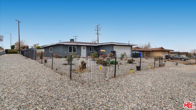 14312 Hesperia Road, Victorville CA: https://media.crmls.org/mediaz/5657c47f-020a-48b1-9813-c144458677af.jpg