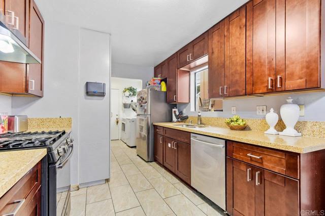 23 27 Alberta Court, San Diego CA: https://media.crmls.org/mediaz/56581eb5-2758-4b5c-bf3e-4d8c66e709ec.jpg