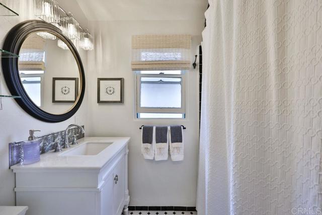 751 G Avenue, Coronado CA: https://media.crmls.org/mediaz/56587053-b410-4011-8d69-229e94df9b64.jpg