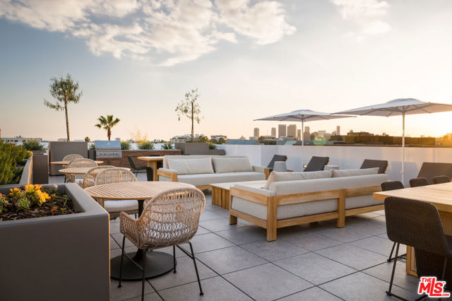 425 N Palm Drive, Beverly Hills CA: https://media.crmls.org/mediaz/56589603-efcb-4361-b328-70d3b18d5192.jpg