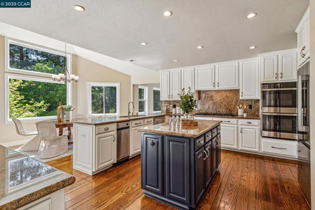 22 Ranger Ct, Alamo CA: https://media.crmls.org/mediaz/565928df-16e7-4d20-a44a-ddb353da0d11.jpg