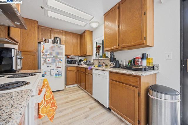 21000 Ocean View Dr, Hayward CA: https://media.crmls.org/mediaz/5659adb9-c76a-49c4-a5e6-7547a04d91fb.jpg