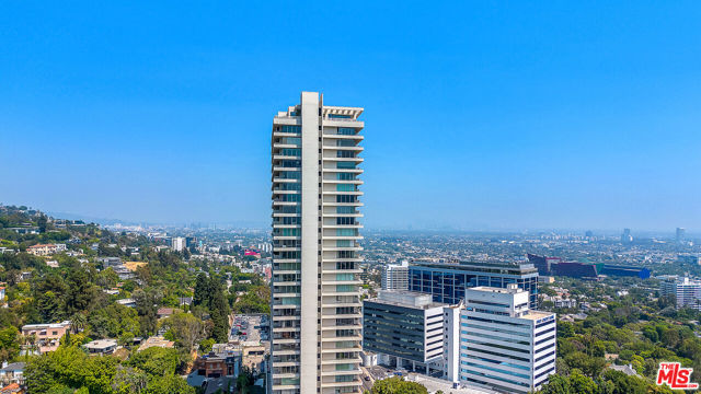 9255 Doheny Road, West Hollywood CA: https://media.crmls.org/mediaz/565a0da5-c19b-4fc6-be2e-1417343d8e5e.jpg