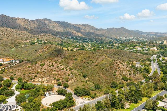 1600 Crown Ridge Court, Westlake Village CA: https://media.crmls.org/mediaz/565af557-a0fb-4fc1-8e98-af13189b9fd7.jpg