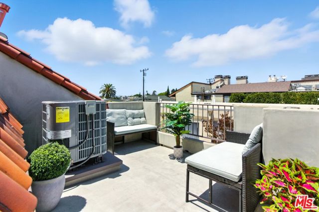 838 16th Street, Santa Monica CA: https://media.crmls.org/mediaz/565b1cb5-ecad-4344-bfbc-033296e6ab8b.jpg