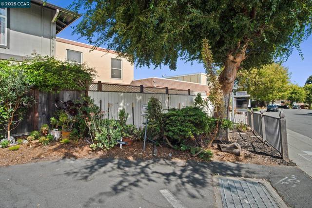 989 Parkside Dr, Richmond CA: https://media.crmls.org/mediaz/565b66a9-ce6d-4052-97de-c91261cea8a2.jpg