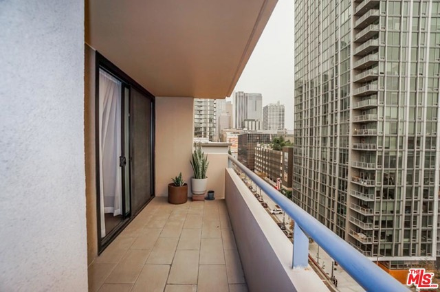 600 W 9Th Street, Los Angeles CA: https://media.crmls.org/mediaz/565c13e4-857b-4b4c-872d-93841c4ae1f6.jpg