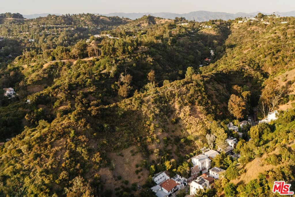 https://media.crmls.org/mediaz/565c8d9d-55a7-441c-ad04-71594c5bfe77.jpg?preset=X-Large