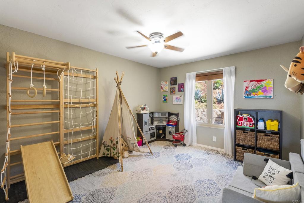 https://media.crmls.org/mediaz/565d257f-178c-4880-8004-298f841e1c28.jpg?preset=X-Large