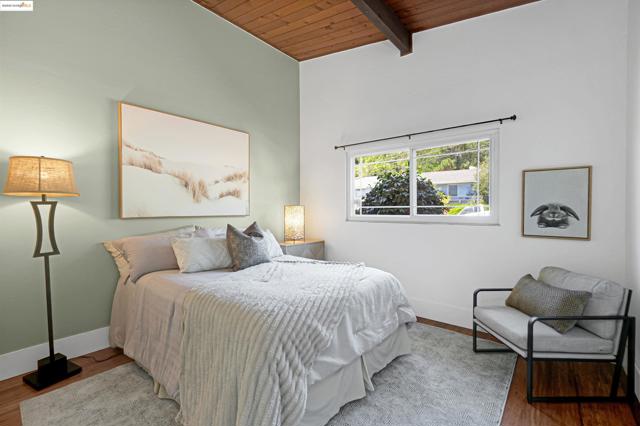 4329 Lawrence Dr, Castro Valley CA: https://media.crmls.org/mediaz/565d4a37-8ba6-41a9-b048-791426ea1e48.jpg