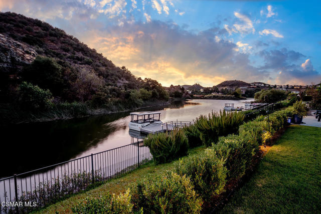 2385 Calbourne Court, Lake Sherwood CA: https://media.crmls.org/mediaz/565d9bce-8f19-41a5-bd8b-7c6774d1177a.jpg