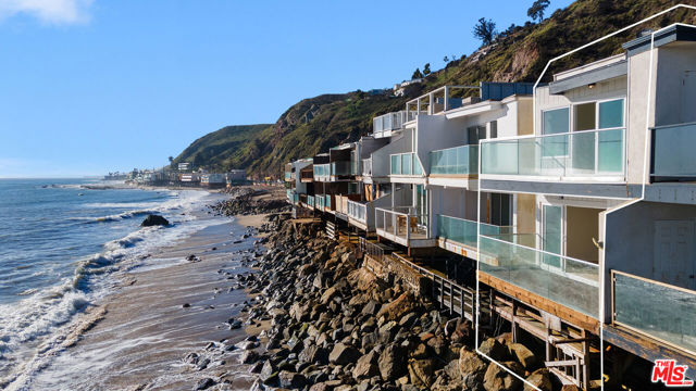 20438 Pacific Coast Highway, Malibu CA: https://media.crmls.org/mediaz/565db0a5-d3d6-404c-ad33-09698ac6151c.jpg
