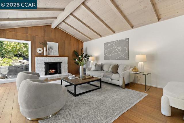 1 Aspinwall Ct, Orinda CA: https://media.crmls.org/mediaz/565e372c-9c6a-47f1-8ef2-bc6ed9884532.jpg