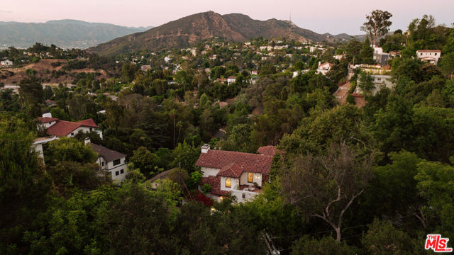 2942 Passmore Drive, Los Angeles CA: https://media.crmls.org/mediaz/565e3edd-4a77-42b9-acf0-b77d9e2e6b45.jpg