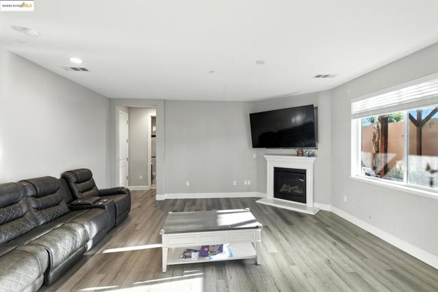 536 Aster St, Vacaville CA: https://media.crmls.org/mediaz/565f1b6d-7631-4379-a87d-774f7f9058a5.jpg